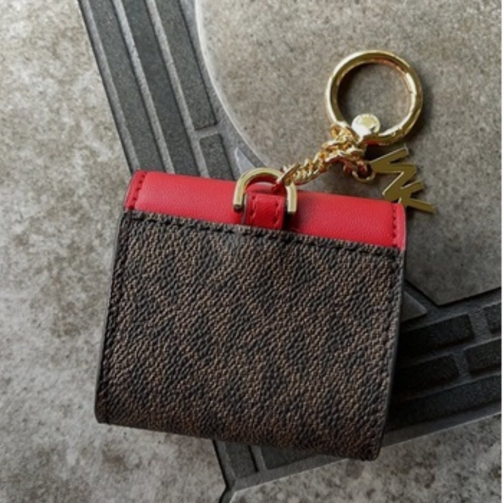 Michael Kors Jet Set Travel AirPod Case - Picture 3 of 16